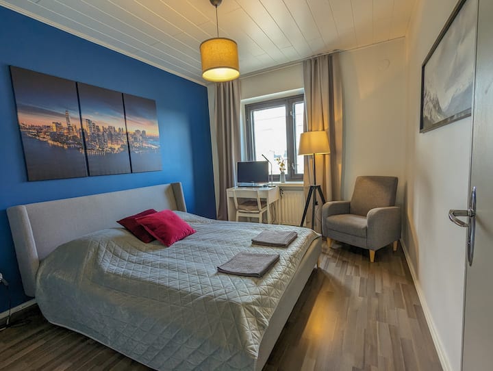 Затъмняването на завесите в основната спалня гарантира, че можете да спите добре и по време на ярки финландски летни нощи:)