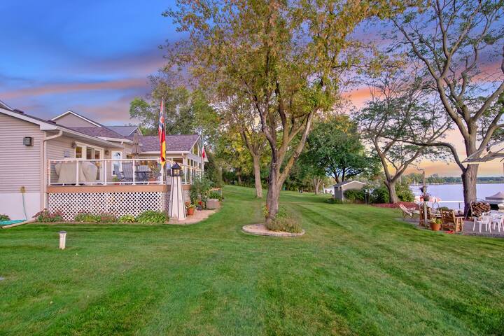 Lakefront Family Retreat gallery image 4