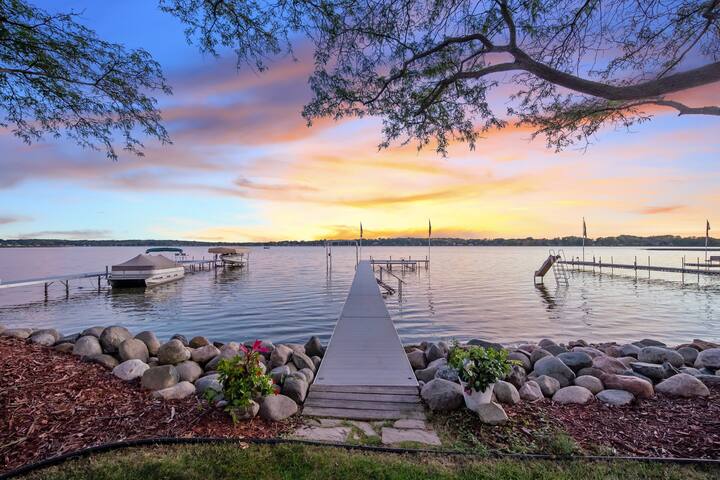 Lakefront Family Retreat gallery image 2