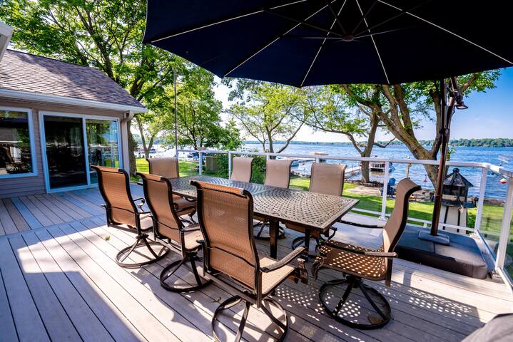 Lakefront Family Retreat gallery image 3