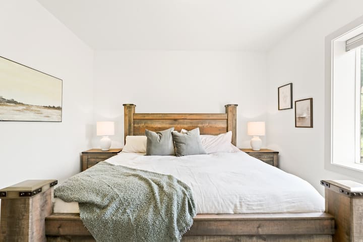 Chambre au rez-de-chaussée (lit king)