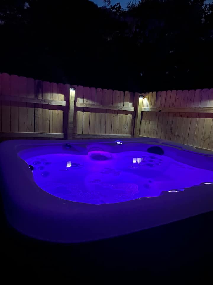 Hot Tub near Mammoth Cave NP, King + Twin bunk bed