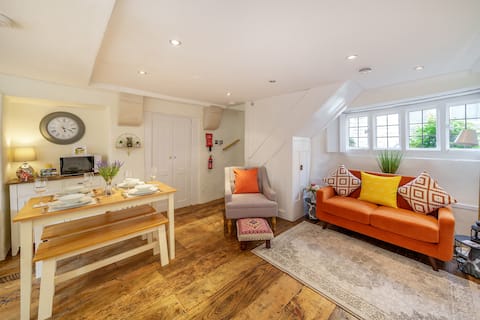 Popular Airbnb listing: *NEW* Wardall's Cottage - Central Location! in Cirencester