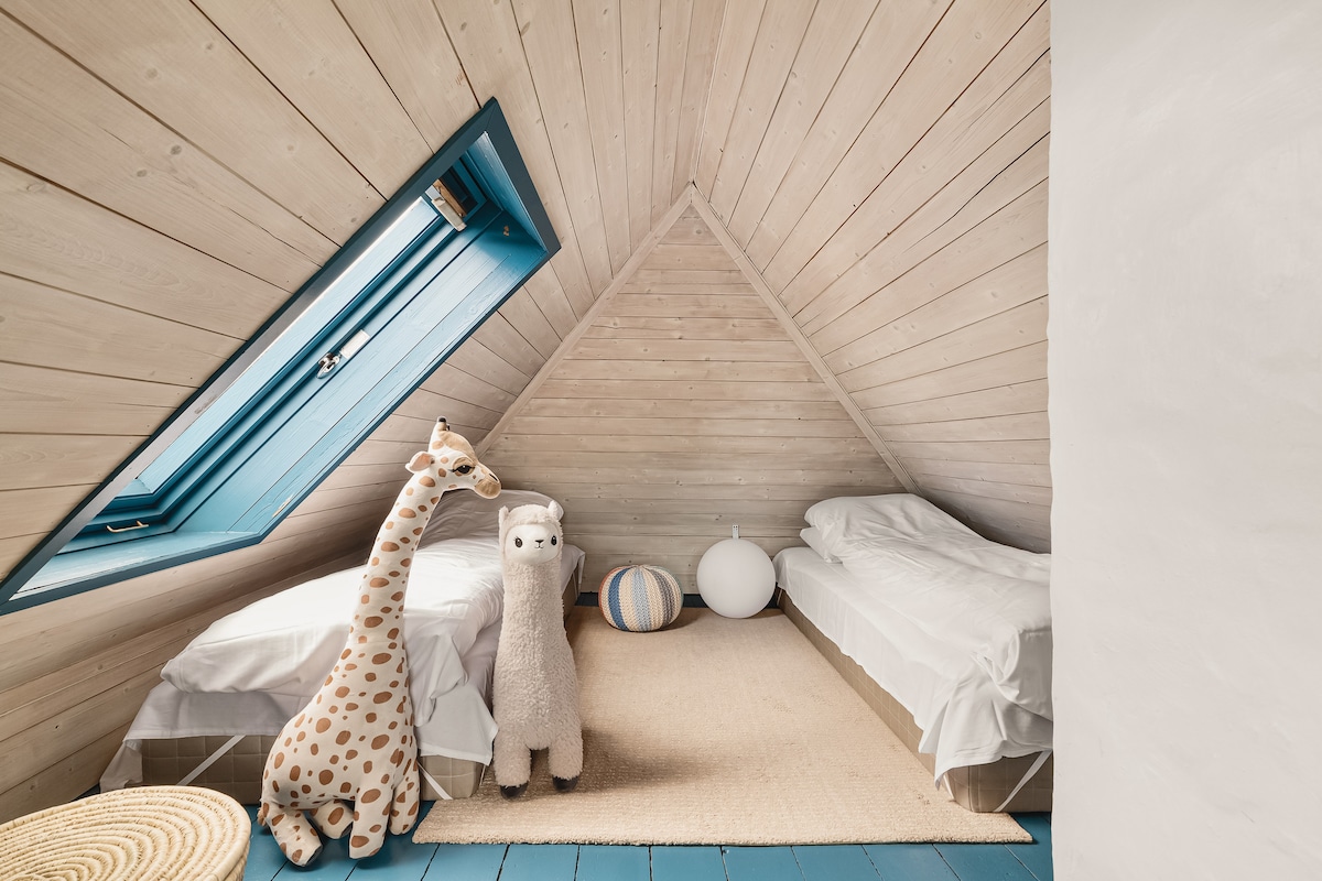 Attic ni sehemu ya kupendeza, yenye vitanda viwili vya starehe vya mtu mmoja na godoro la sakafu la sentimita 140. Ni eneo zuri kwa watoto kuwa na mapumziko yao maalumu wakati wa ukaaji wako.