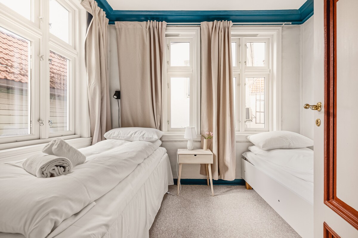 Chumba cha kwanza cha kulala kina vitanda viwili vya starehe vya sentimita 80. Pumzika kwa amani na ufurahie jasura zinazokusubiri huko Bergen.