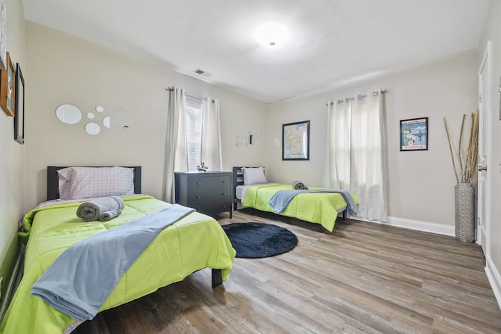 ¡Segundo dormitorio con 2 acogedoras camas individuales y TV para entretenimiento!