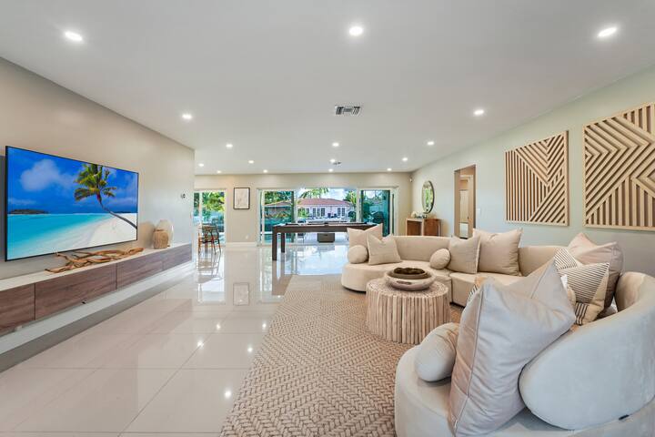 Luxurious Waterfront Home in Central Location gallery image 5