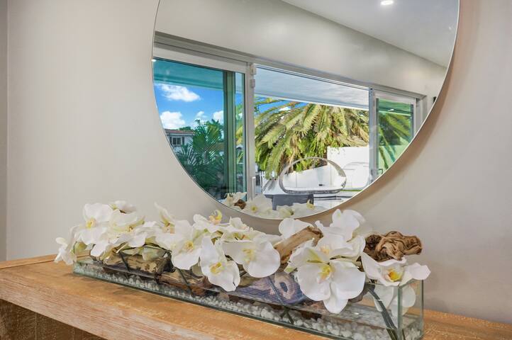 Luxurious Waterfront Home in Central Location gallery image 2