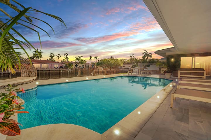 Luxurious Waterfront Home in Central Location