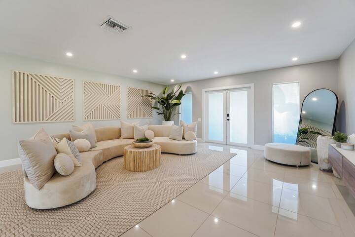 Luxurious Waterfront Home in Central Location gallery image 3