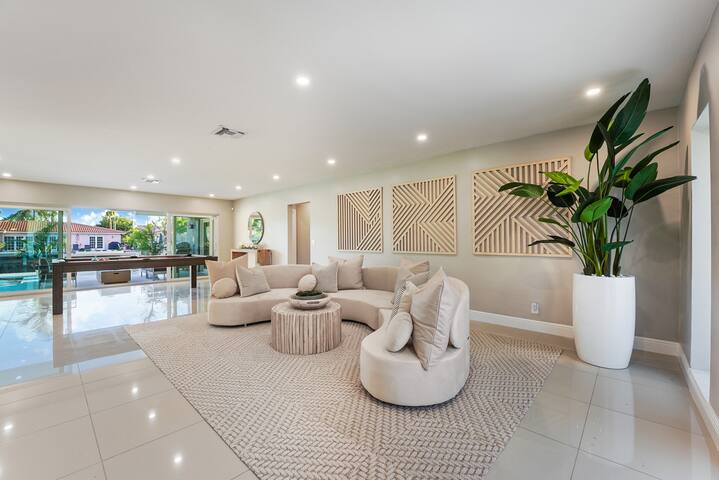 Luxurious Waterfront Home in Central Location gallery image 4