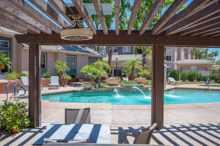 Condo Near Airport- 2bd/2ba, Hot Tub, Gym, Pool - Phoenix, AZ