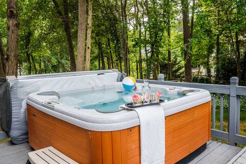 Hot Tub - Suburban - Comfy