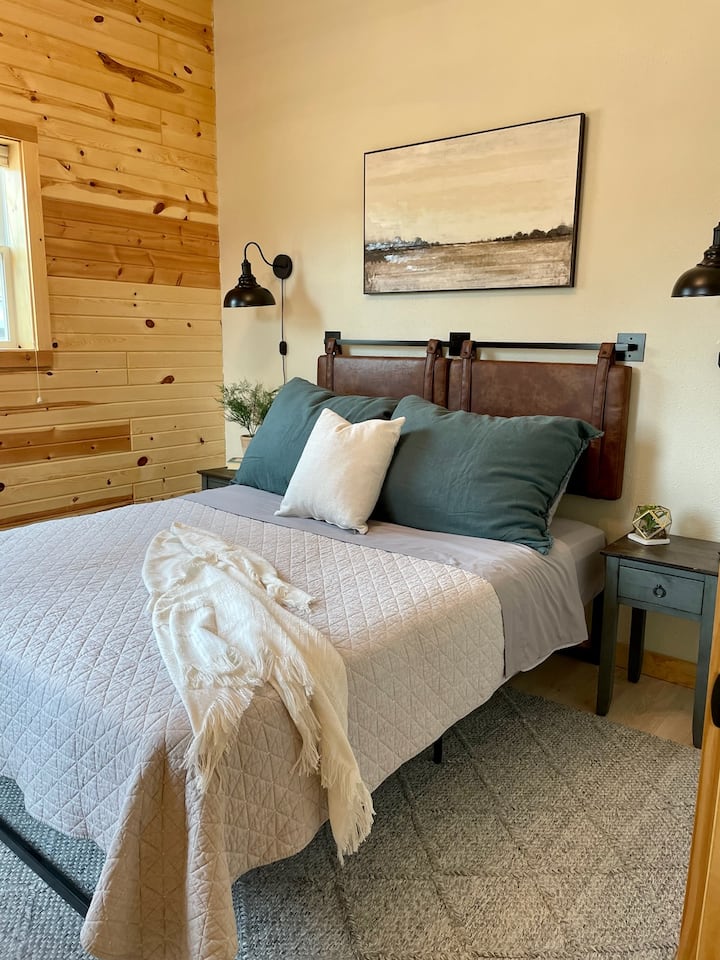 Dhoma kryesore e gjumit ka një krevat dopio "queen" me një televizor Roku për të transmetuar shfaqjet dhe filmat e tu të preferuar nga komoditeti i krevatit. Dy dritare në dhomën e gjumit e mbajnë këtë dhomë të ndritshme dhe të ajrosur. 