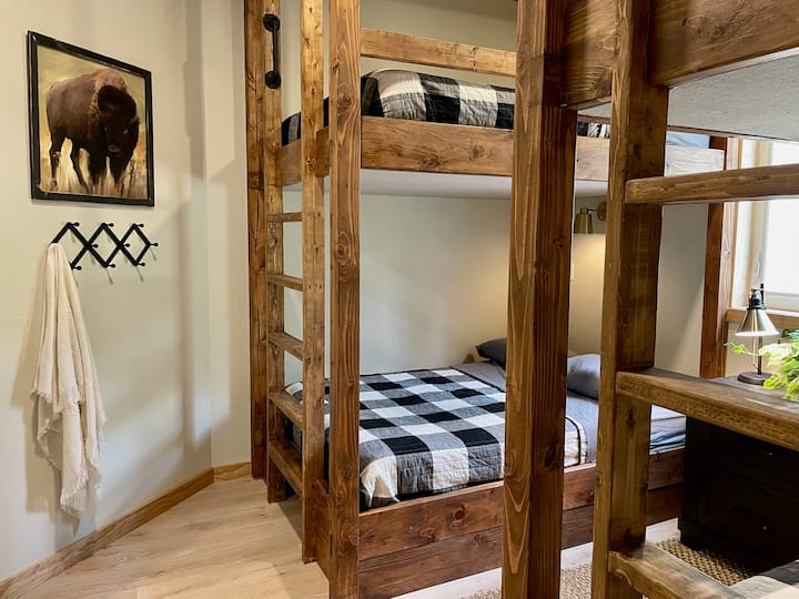 Dhoma e marinarit ka dy krevate. Njëra është plot dhe tjetra është e mbushur dhe tjetra është binjake mbi binjak.