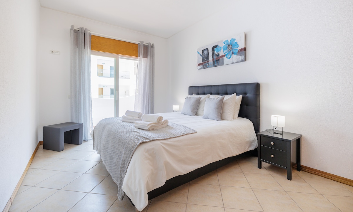 Соба во апартман [1] со брачен кревет (широк 150-179 см), клима уред, електрични ролетни за затемнување на собата и пристап до приватен надворешен балкон.