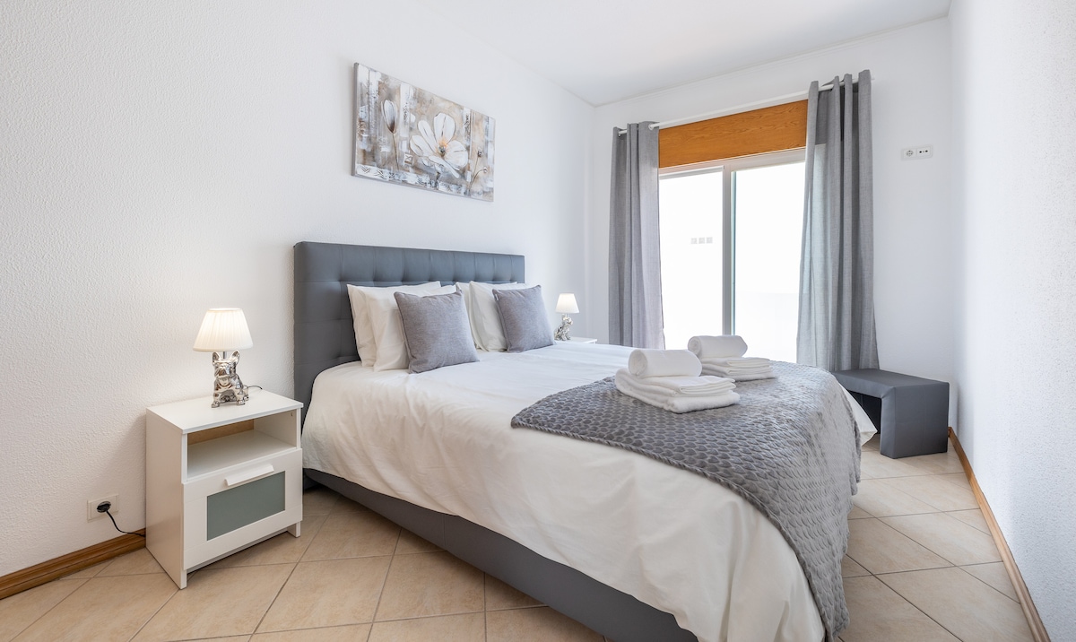 Соба во апартман [2] со брачен кревет (широк 150-179 см), клима уред, електрични ролетни за затемнување на собата и пристап до приватен надворешен балкон.