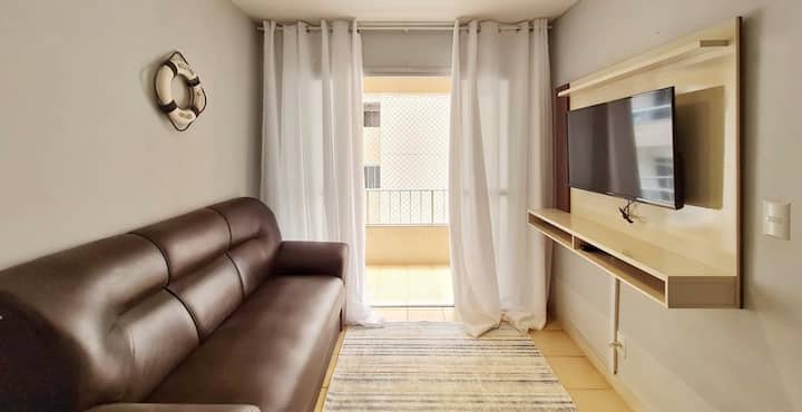 Naša obývacia izba s čerstvým vzduchom prichádzajúcim z mora s inteligentnou televíziou a Wi-Fi a tiež pohovkou a balkónom pred domom!
