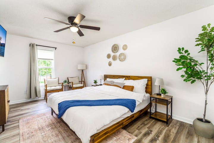 Მასტერ-საძინებელი #1
- საწოლი 1
- გონიერი ტელევიზორი
- კომოდი + კარადა
- მიმაგრებული მთავარი სააბაზანო
- უშაქრო ფარდები