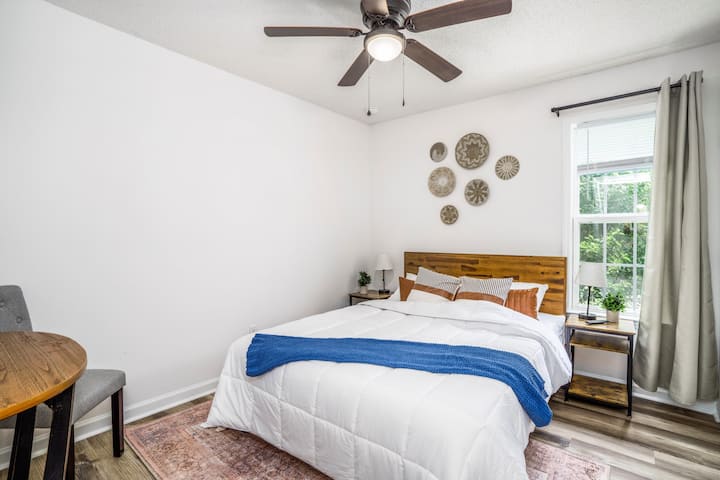 Საძინებელი #2
- საწოლი 152 × 203 სმ
- ჭკვიანი ტელევიზორი
- კარადა
- უშაქრო ფარდები