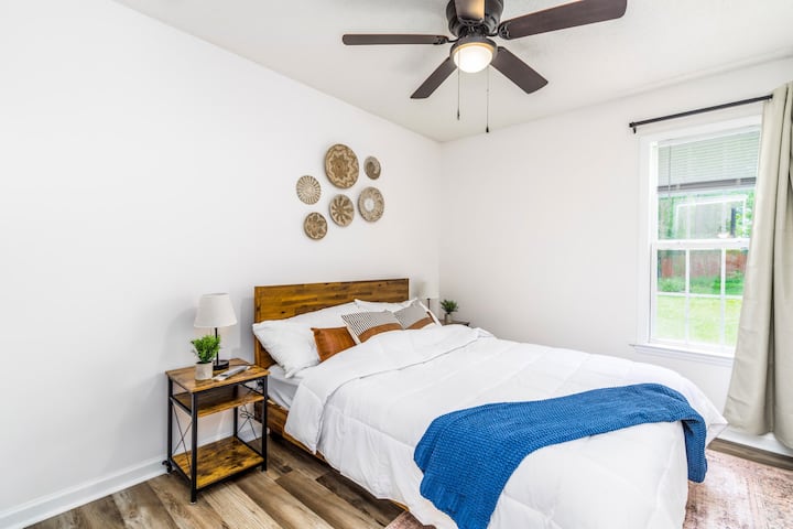 Საძინებელი #3
- საწოლი 152 × 203 სმ
- ჭკვიანი ტელევიზორი
- კარადა
- უშაქრო ფარდები