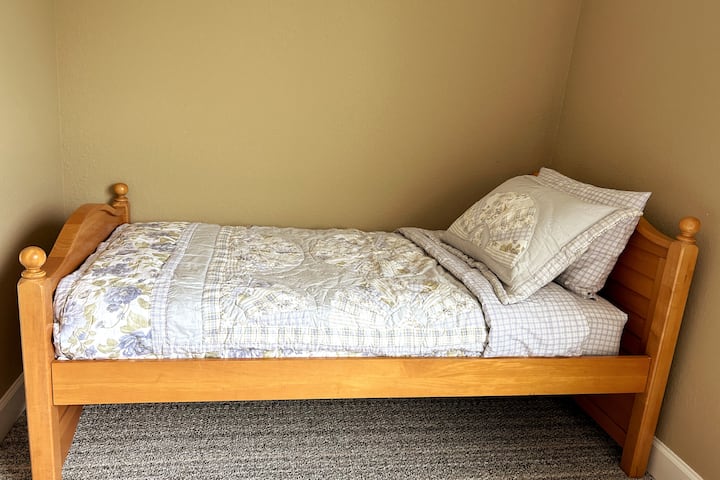 חדר שינה שלישי - מיטה זוגית