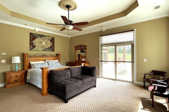 מיטת קינג סייז בחדר השינה הראשי