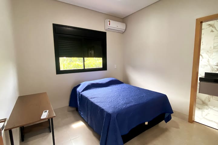 Manji apartman, spavaća soba s bračnim krevetom standardne veličine, prozor s slijepim i klima-uređajem.
