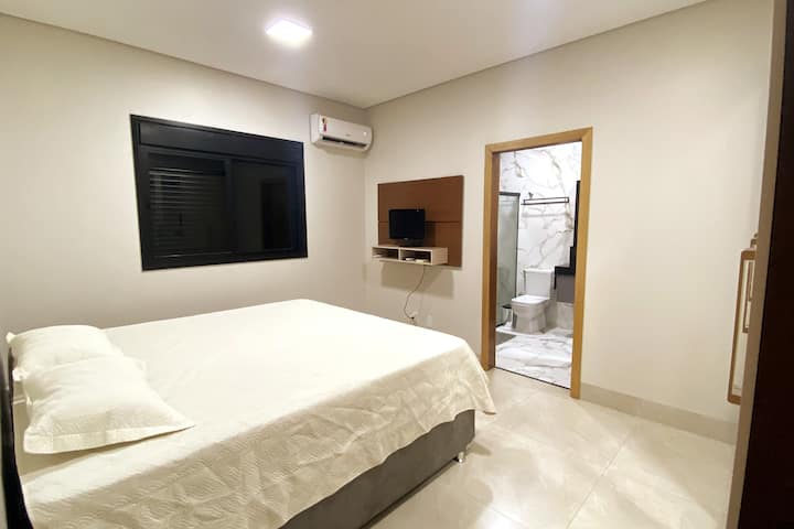 Glavni apartman, s bračnim krevetom, TV-om i TV-om s kabelskim programima, ormarom,  prozorima s roletnama i klima-uređajem. 