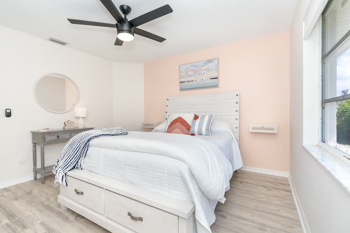 Queen Bedroom - twin  rollaway säng snyggt undangömd i garderoben för ytterligare sömn.