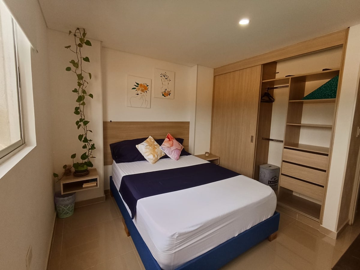 Kjo do të jetë dhoma jote me krevat gjysmë dopio për deri në dy persona. Ka ajër të kondicionuar, televizor, dollap dhe tavolinë të vogël. 