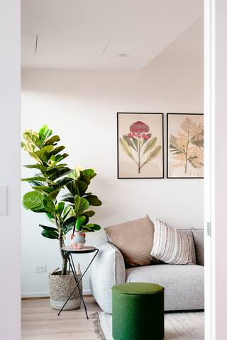 Exquisite 2B2B Southbank home #freeparking gallery image 3