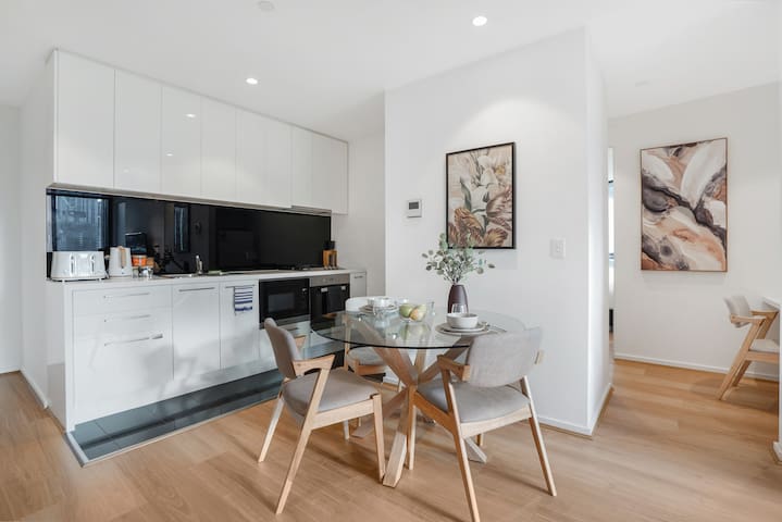 Exquisite 2B2B Southbank home #freeparking gallery image 2