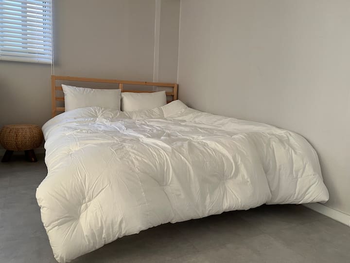 Spálňa 1 - Posteľná bielizeň z ekologickej bavlny, manželská posteľ Queen, pohovka