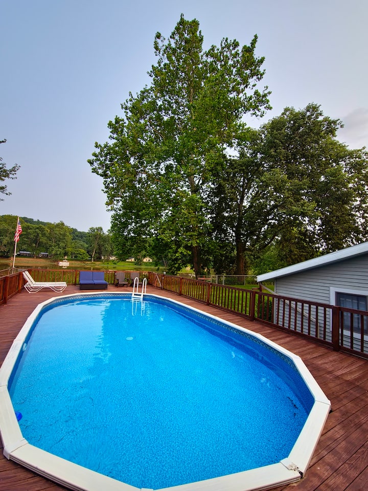 3BR house with deck on the Muskingum River