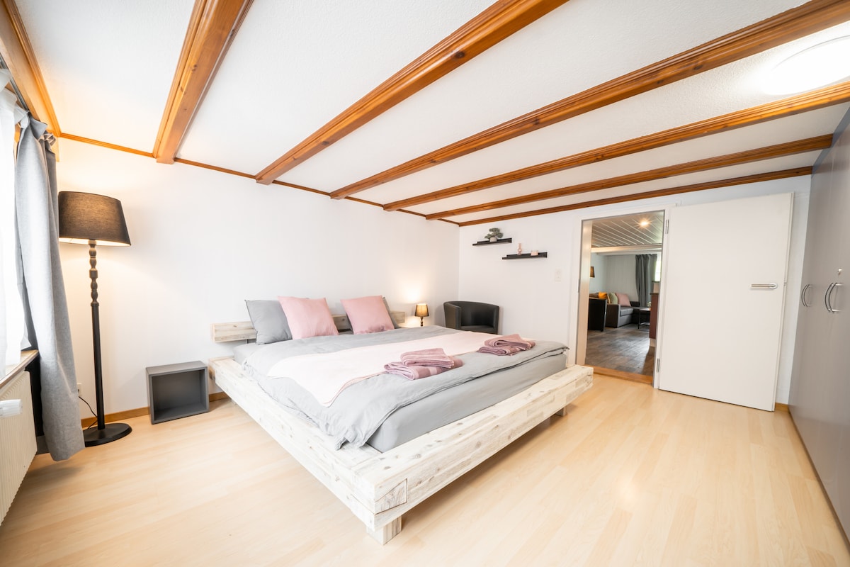 El dormitorio, renovado con cariño, ofrece una comodidad acogedora.
Una espaciosa cama tamaño «king» europea (180 cm) garantiza una buena noche de sueño, mientras que varios armarios espaciosos ofrecen mucho espacio para todas sus pertenencias.