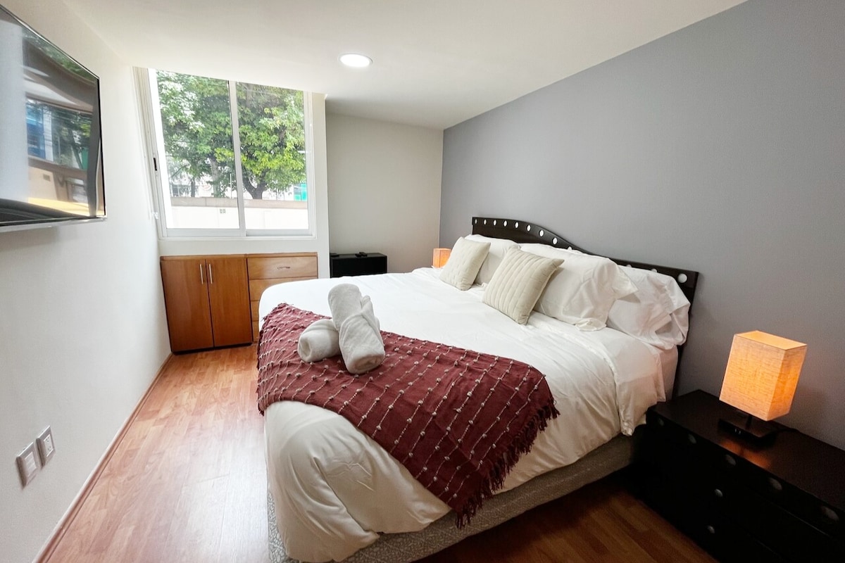 غرفة نوم رئيسية بسرير بمقاس كبير وحمام خاص