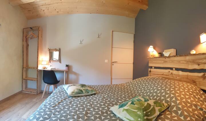 غرفة النوم الأولى مع نافذتين تطلان على النهر وإطلالة على الفناء. مشرق جدًا مع منطقة مكتب ورف خزانة. مواد خشبية صحية ونبيلة وكل شيء محلي الصنع.  احترام الموضة البيئية في الطبيعة.