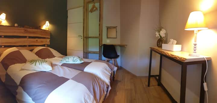 غرفة النوم الثانية في الوسط بسريرين متجاورين يمكن فصلهما دائمًا في وضع الحياة البيئية التي يصنعها المالك ؛)