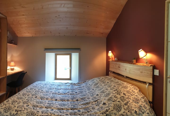 الطبيعة البيئية لغرفة النوم الثالثة مصنوعة دائمًا من مواد صحية ونافذة تطل على الفناء والغابة + باب نافذة مع إمكانية الوصول المباشر إلى الخارج على تراس حديقة أرومات وكرسي على سطح السفينة مع إطلالة على الغابة الطبيعية! 