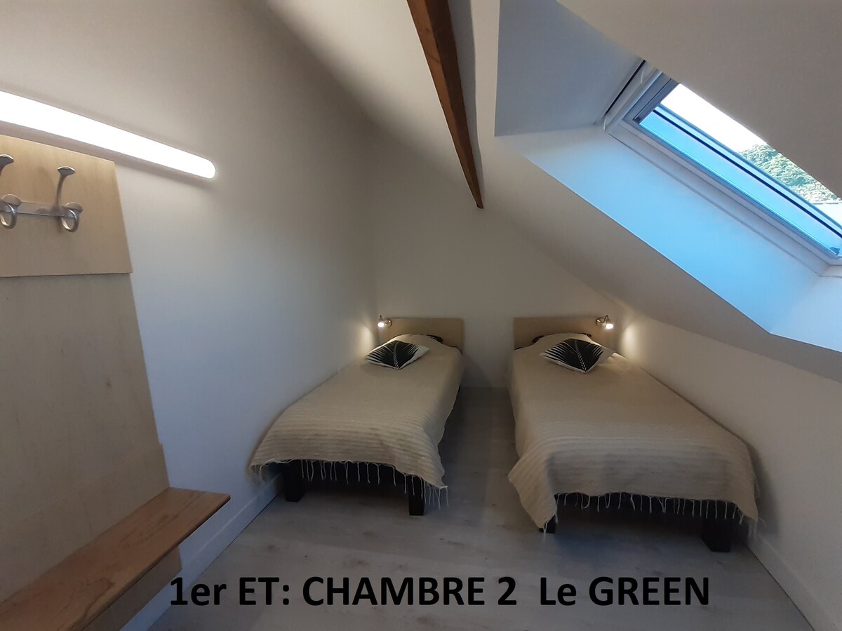 soba s 3 kreveta od 90/200. dvorišna strana
2 kreveta koja se na zahtjev mogu skupiti na 1 veliki bračni krevet (180/200).