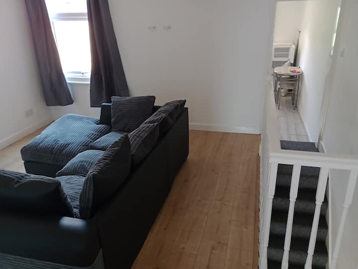 With Parking, Close To Town, Railway & Bus - Reading