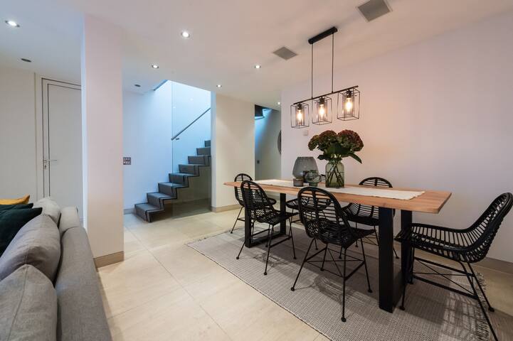 Spectacular Mews House in Holland Park gallery image 5