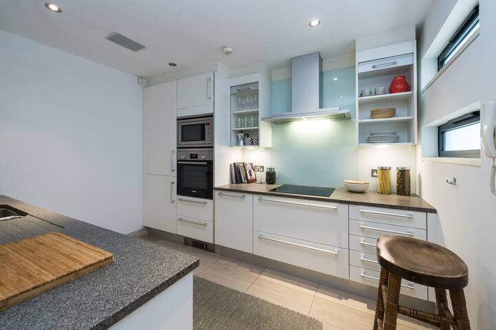 Spectacular Mews House in Holland Park gallery image 2