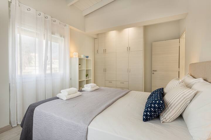 Cama extra larga de 160 cm con ropa de cama de calidad. Amplios armarios.