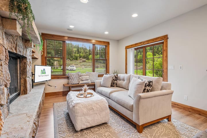 Cozy Spacious Mountain Home Close To Everything