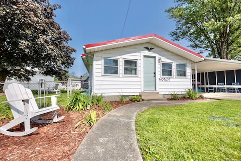 Sandhill Cottage: Kayaks, Pets, fenced in yard!
