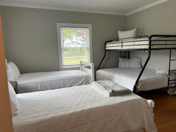 Dormitorio 2: 3 camas individuales, 1 completo