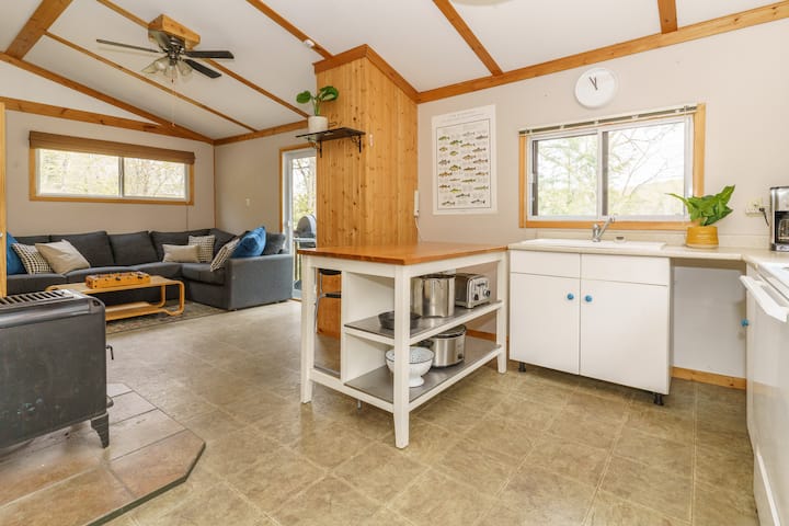 Kuchynský kút pre hostí a obývacia izba