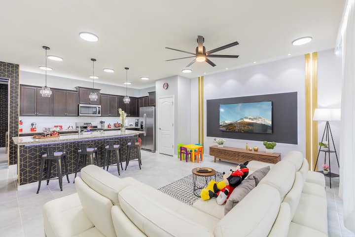 U ovom otvorenom prostoru pronaći ćete kuhinju, dnevni boravak i blagovaonicu. Kuhinja je potpuno opremljena. U dnevnom boravku vidjet ćete pametni TV i kauč na razvlačenje. Tu je i blagovaonica sa stolom, nekoliko stolica i stropnim svjetlom.